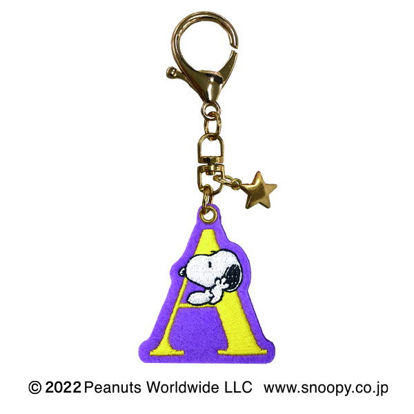 PEANUTS(ピーナッツ) スヌーピー チャームつき刺繍アルファベットキーホルダー(K) - まぁーるいココロのそばに いつも | エスケイジャパン